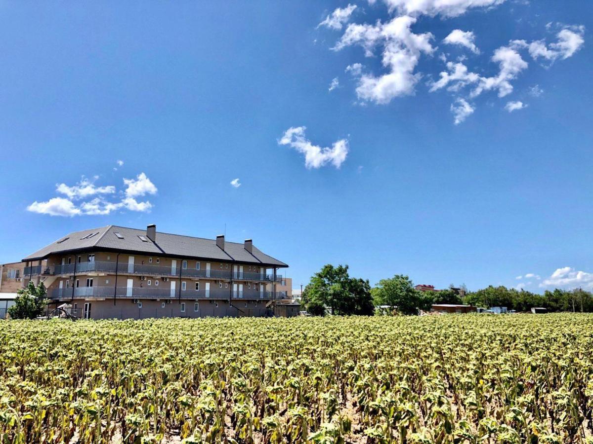Family Hotel Gribovka Bagian luar foto