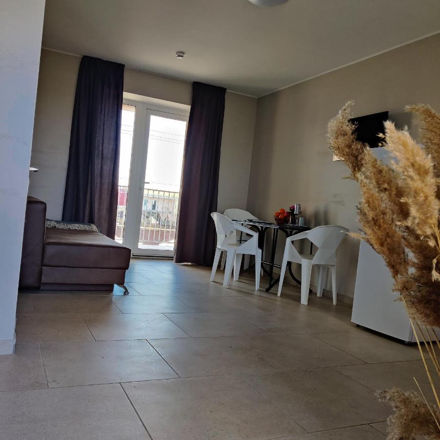 Family Hotel Gribovka Bagian luar foto